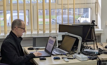 Dynamiczne, kwantowe przejścia fazowe i odpowiedniość objętościowo-brzegowa w dwu i trójwymiarowych modelach materii topologicznej